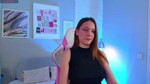 Snapshot of alice_charmy chatting on March 4, 2025, 5:11 am Alice in Wonderland online show from March 4, 2025, 5:11 am