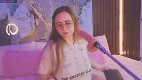 Snapshot of alice_cute77 chatting on July 5, 2026, 4:19 am Mey online show from July 5, 2026, 4:19 am