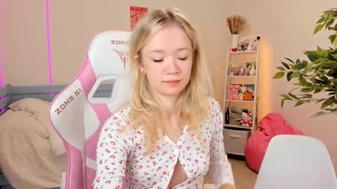 Snapshot of alice_forfun chatting on October 30, 2025, 5:20 am Alichery online show from October 30, 2025, 5:20 am