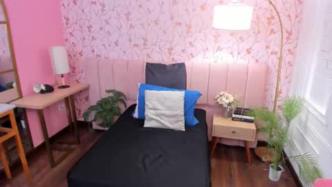 Snapshot of aliceandsia chatting on December 21, 2025, 4:14 pm Alice and Asia online show from December 21, 2025, 4:14 pm