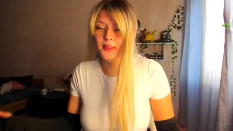 Snapshot of alicecaseyy chatting on October 29, 2025, 1:24 pm AliceCasey online show from October 29, 2025, 1:24 pm