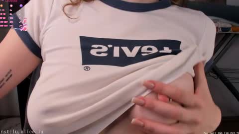 Snapshot of alicelu_ chatting on March 29, 2026, 6:46 am Elle online show from March 29, 2026, 6:46 am