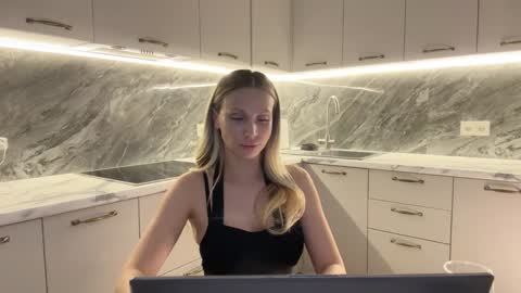 Alice online show from December 6, 2024, 10:19 pm