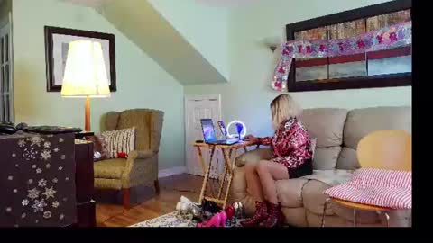 Snapshot of aliciadehart181 chatting on June 21, 2026, 7:05 pm Alicia deHart Help me reach 1000 Followers. Its FREE online show from June 21, 2026, 7:05 pm