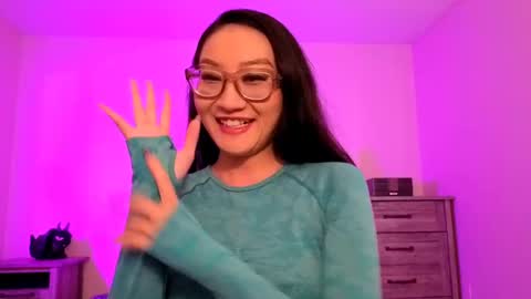 Alicia Hebi online show from October 5, 2025, 5:22 pm