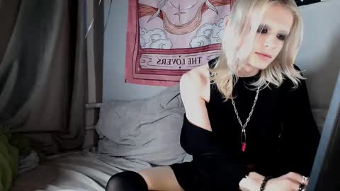 Snapshot of alien_bella chatting on June 5, 2026, 12:17 am Alien Bella online show from June 5, 2026, 12:17 am