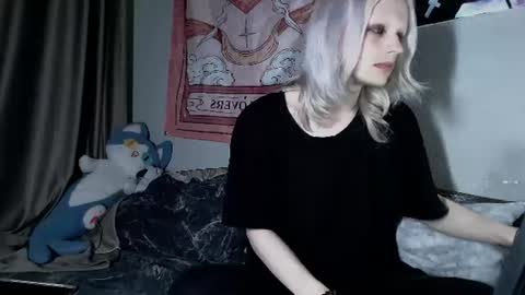 Snapshot of alien_bella chatting on June 21, 2026, 11:51 pm Alien Bella online show from June 21, 2026, 11:51 pm