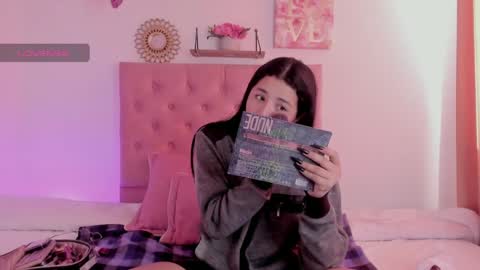 aliice_walker_ online show from December 5, 2024, 12:11 pm