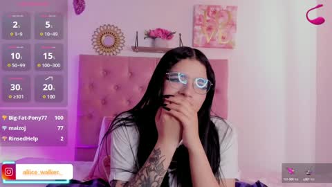 aliice_walker_ online show from December 6, 2024, 6:39 pm