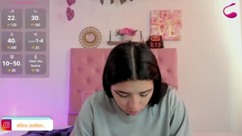 aliice_walker_ online show from December 7, 2024, 12:13 pm