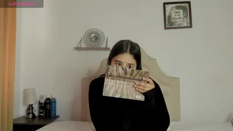 aliice_walker_ online show from January 29, 2025, 1:07 pm