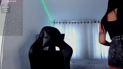 aliice_walker_ online show from November 18, 2025, 4:44 pm