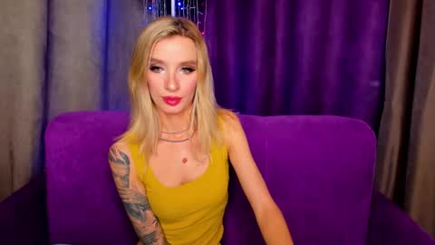 Snapshot of alina_lovelyx chatting on December 18, 2024, 1:05 am Alina online show from December 18, 2024, 1:05 am