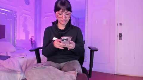 Alison Fishert online show from November 14, 2025, 12:04 pm