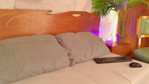 Snapshot of alisoon_moon chatting on March 6, 2026, 11:01 pm Alison Moon online show from March 6, 2026, 11:01 pm