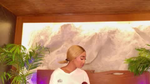 Snapshot of alisoon_moon chatting on March 10, 2026, 10:04 pm Alison Moon online show from March 10, 2026, 10:04 pm