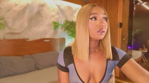 Snapshot of alisoon_moon chatting on April 4, 2026, 10:07 pm Alison Moon online show from April 4, 2026, 10:07 pm