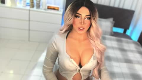 Snapshot of allareillusionxxx chatting on November 23, 2025, 1:05 am Miss Gia online show from November 23, 2025, 1:05 am