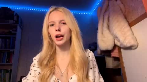 Lina online show from December 5, 2025, 5:42 pm