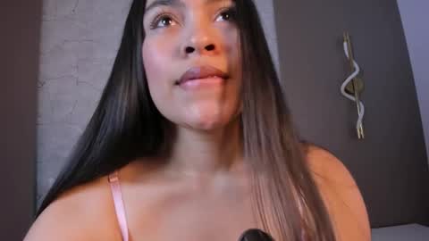 Snapshot of allie_bruce chatting on December 19, 2025, 11:12 pm A L L I E online show from December 19, 2025, 11:12 pm