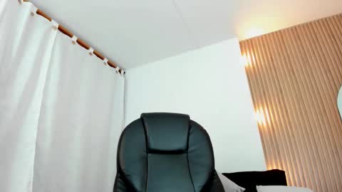 allison_fosther online show from November 11, 2025, 5:40 am