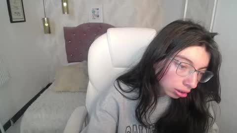 Snapshot of alllyson_ chatting on December 19, 2025, 7:54 pm alison online show from December 19, 2025, 7:54 pm