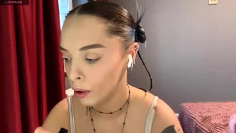 Snapshot of alluring_vibes_69 chatting on December 4, 2025, 9:18 am Esme online show from December 4, 2025, 9:18 am