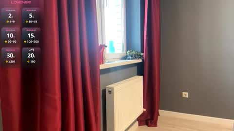 Snapshot of alluring_vibes_69 chatting on December 15, 2025, 10:52 am Esme online show from December 15, 2025, 10:52 am