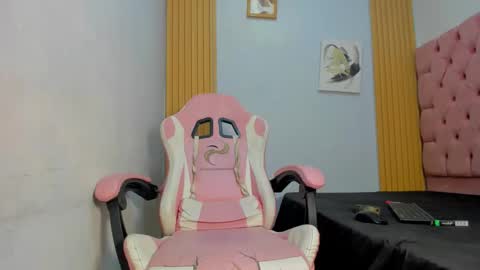 alluringangel01 online show from December 4, 2025, 2:21 am