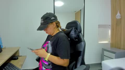 ALMA FENIX  online show from December 22, 2025, 12:35 pm