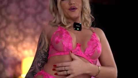 Snapshot of almavelia chatting on November 14, 2025, 9:13 pm Alma online show from November 14, 2025, 9:13 pm