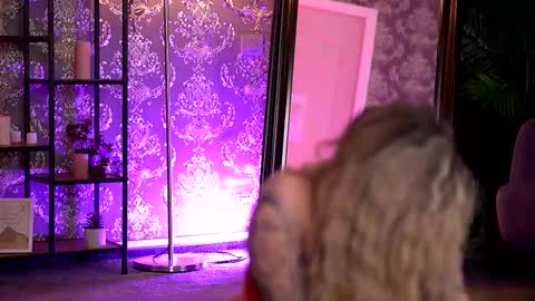 Snapshot of almavelia chatting on November 27, 2025, 8:44 pm Alma online show from November 27, 2025, 8:44 pm