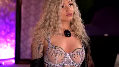 Snapshot of almavelia chatting on December 1, 2025, 6:46 pm Alma online show from December 1, 2025, 6:46 pm