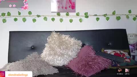 Snapshot of alondra_darling chatting on December 13, 2025, 9:09 pm Alondra Darling online show from December 13, 2025, 9:09 pm