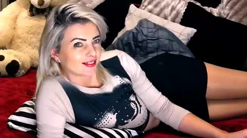 Snapshot of alyblonde chatting on December 6, 2024, 1:11 pm aly online show from December 6, 2024, 1:11 pm