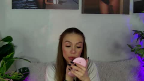 Snapshot of alyson_huxley chatting on April 6, 2026, 7:15 pm Alyson online show from April 6, 2026, 7:15 pm