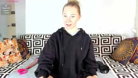 Snapshot of amalia_mio chatting on April 26, 2026, 8:45 am Amalia online show from April 26, 2026, 8:45 am