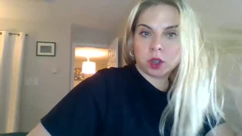 Snapshot of amandainbloom chatting on October 18, 2025, 6:41 pm Amanda online show from October 18, 2025, 6:41 pm