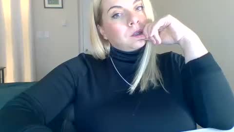 Snapshot of amandainbloom chatting on October 19, 2025, 7:25 pm Amanda online show from October 19, 2025, 7:25 pm