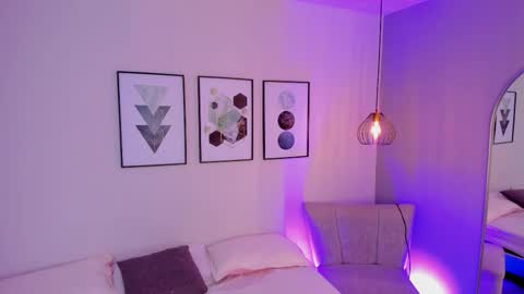 ambarevans_ online show from October 23, 2025, 11:42 am