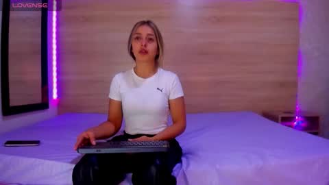 ambarvioletcm online show from March 27, 2026, 2:17 pm