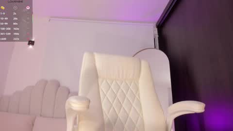 Snapshot of amberlewis_ chatting on April 28, 2026, 2:27 am Amber online show from April 28, 2026, 2:27 am