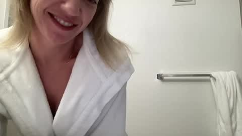 amberonyx online show from April 28, 2026, 12:09 am