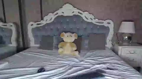 Ella online show from October 4, 2025, 6:44 am