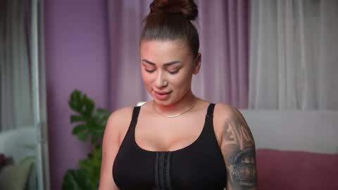  Amelia  online show from April 22, 2026, 5:14 pm