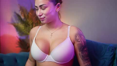  Amelia  online show from November 9, 2025, 9:35 pm