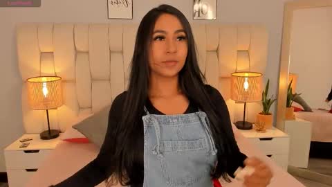 Snapshot of ameliebelle_ chatting on October 22, 2025, 12:05 pm Amelie online show from October 22, 2025, 12:05 pm