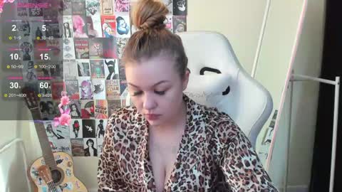 Snapshot of ameliepeach chatting on May 1, 2026, 1:43 am Amelie online show from May 1, 2026, 1:43 am