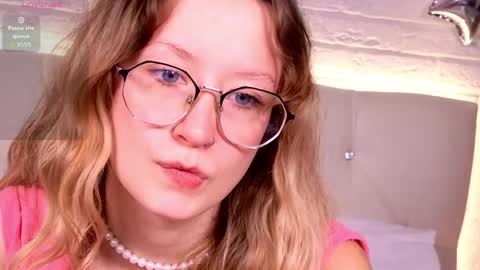 Snapshot of amelieviolet chatting on June 3, 2026, 12:41 pm Amelie online show from June 3, 2026, 12:41 pm