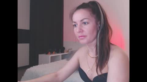 amelinamersi online show from November 16, 2025, 4:34 pm